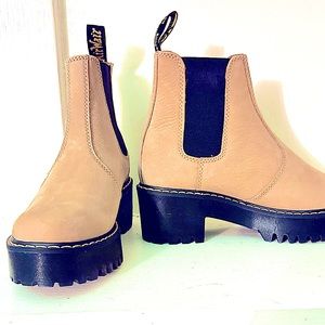 BNWT•tan/khaki•Dr. Martens Rometty Platform Lug Chelsea Boot•s6. RARE COLOR!